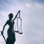 Adwokat to obrońca, którego zadaniem jest konsulting wskazówek z kodeksów prawnych.